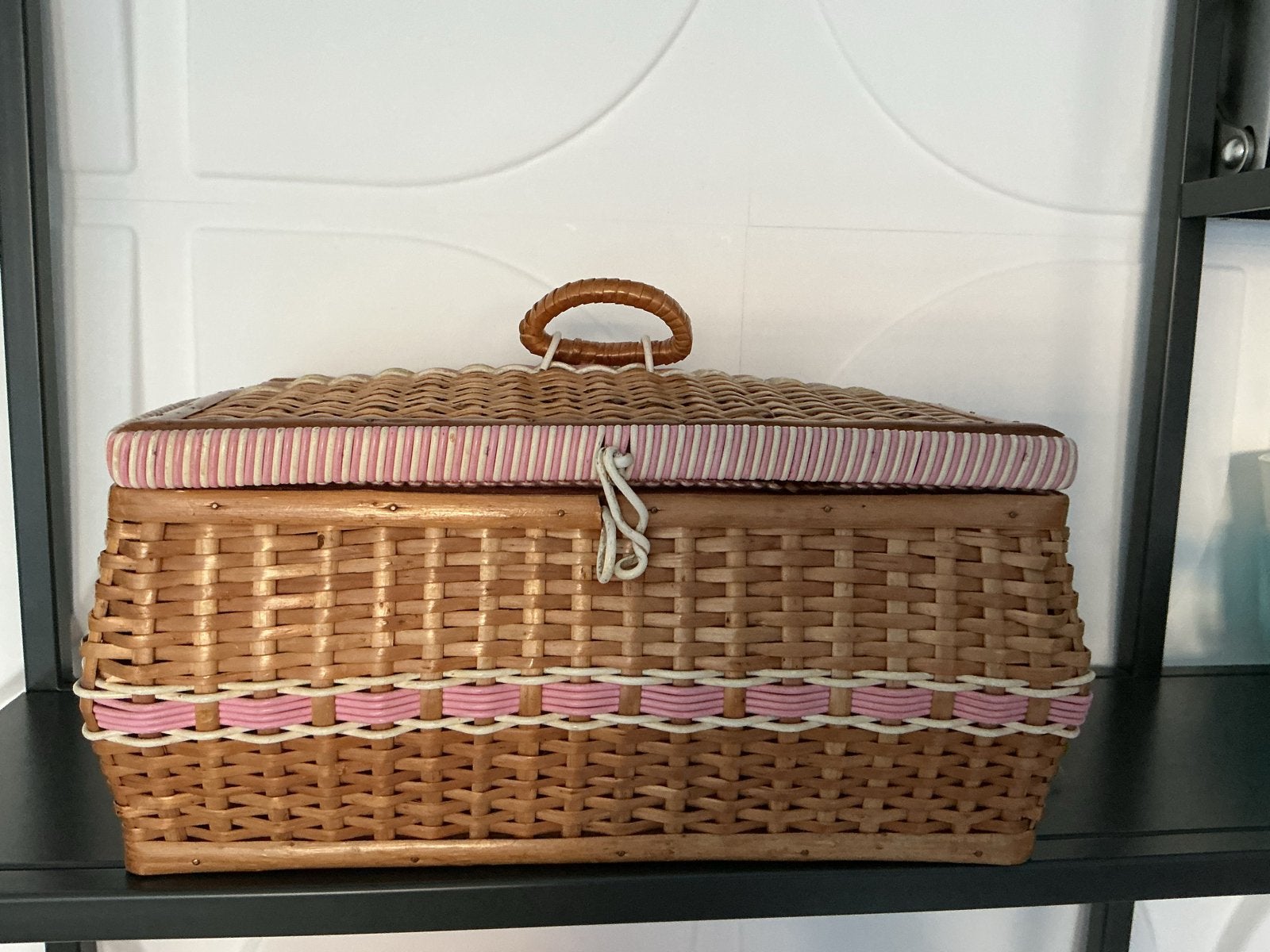 Vintage rieten naaidoos met roze accenten, Ophalen of Verzenden, Gebruikt, Overige typen