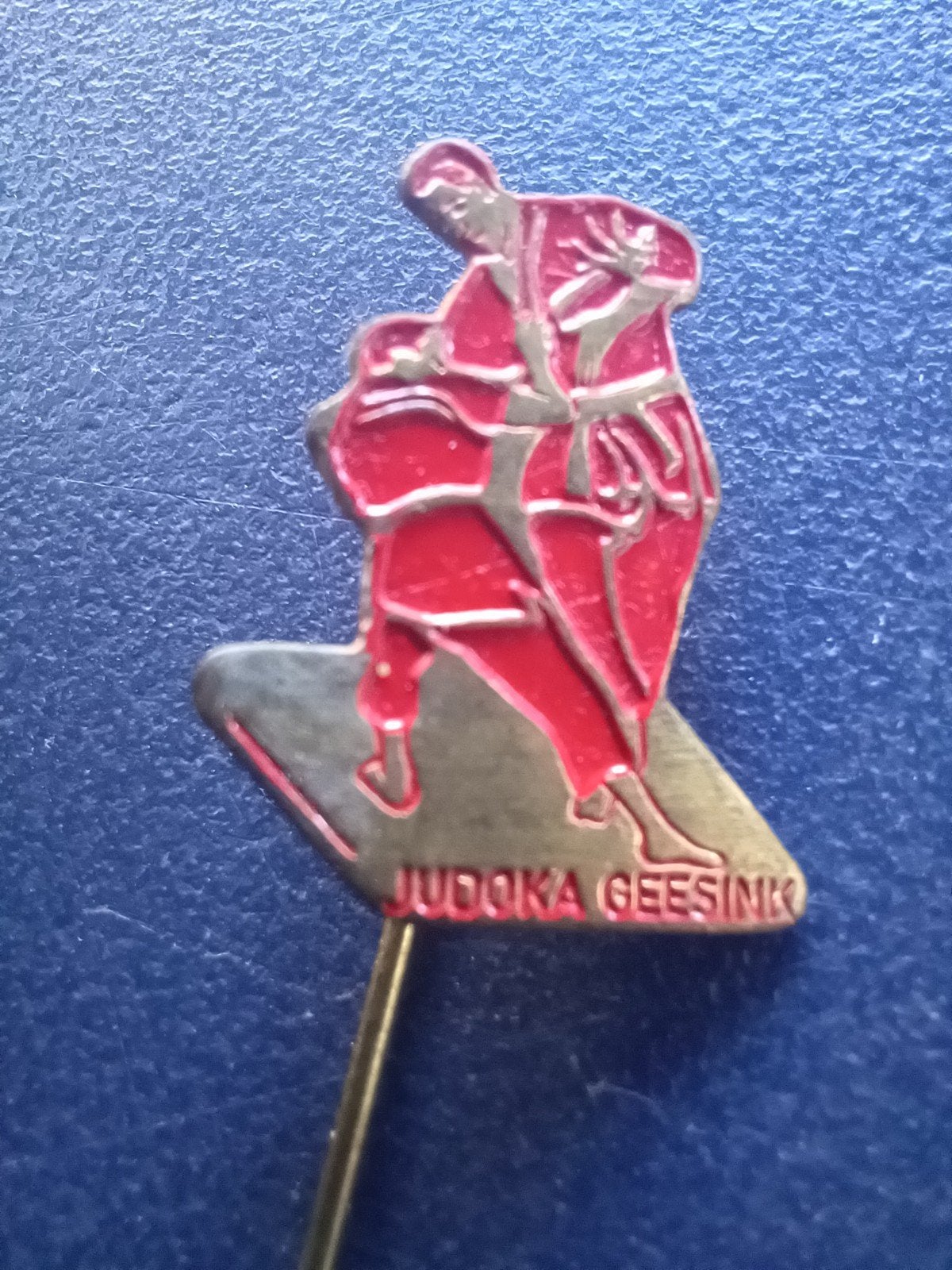 Speldje Judoka Geesink (rood), Ophalen of Verzenden, Gebruikt, Overige onderwerpen, Speldje of Pin