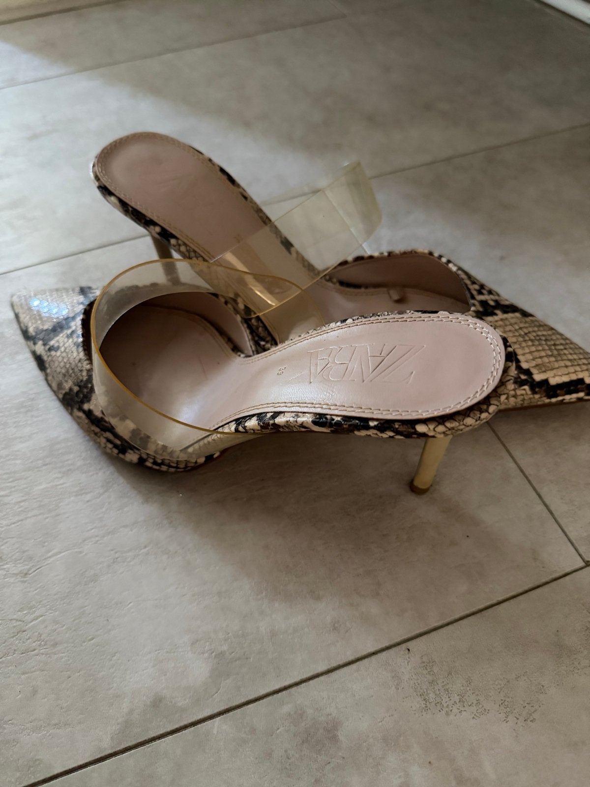 Zara pumps met slangenprint en transparante bandjes, Ophalen, Zo goed als nieuw, Overige kleuren, Pumps