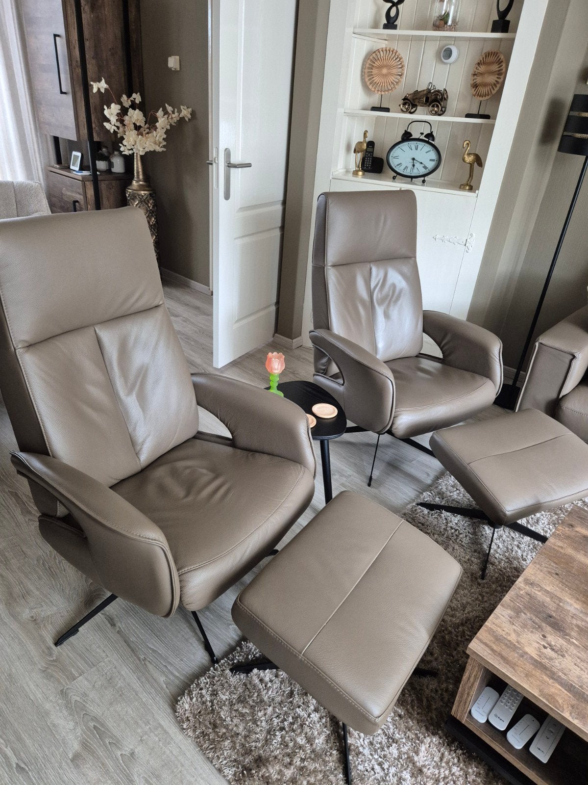 2 leren relaxstoelen met voetenbank, Ophalen of Verzenden, Zo goed als nieuw, 75 tot 100 cm, 50 tot 75 cm