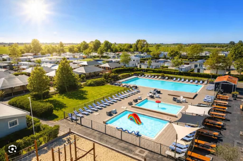 Ter overname: Vakantieweek 13-20 jul in duinchalet Molenhoek, Zeeland, Recreatiepark, Zwembad, Chalet, Bungalow of Caravan