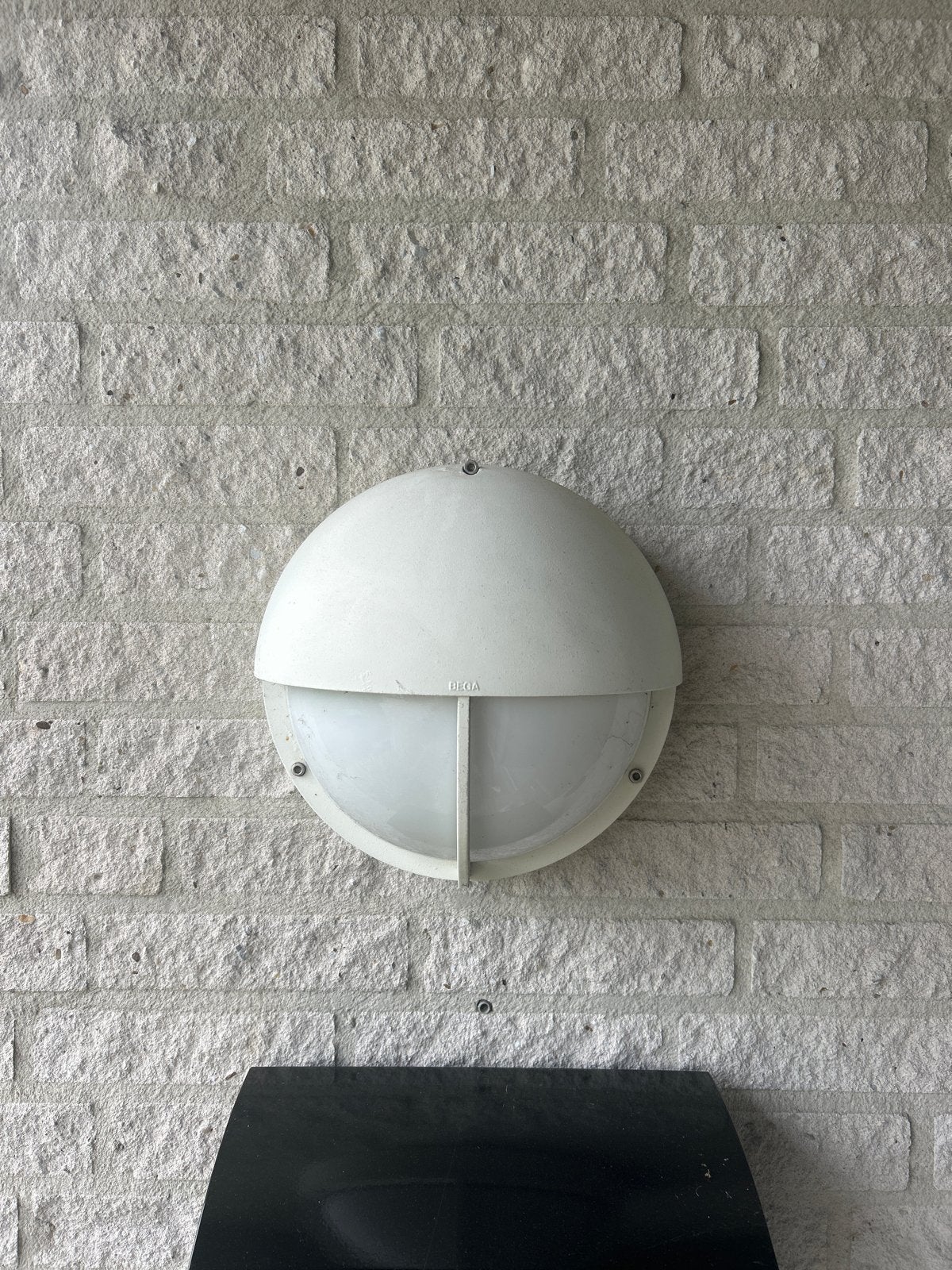 Witte buitenwandlamp - Degelijke en functionele verlichting, Kunststof, Gebruikt, Geschikt voor buiten, Ophalen of Verzenden