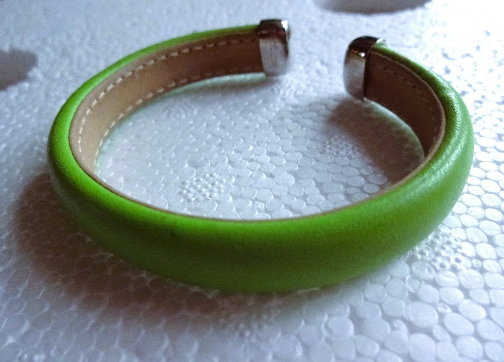 Groen lederen klem / cuff armband, Sieraden, Tassen en Uiterlijk, Verzenden, Zo goed als nieuw, Groen, Leer