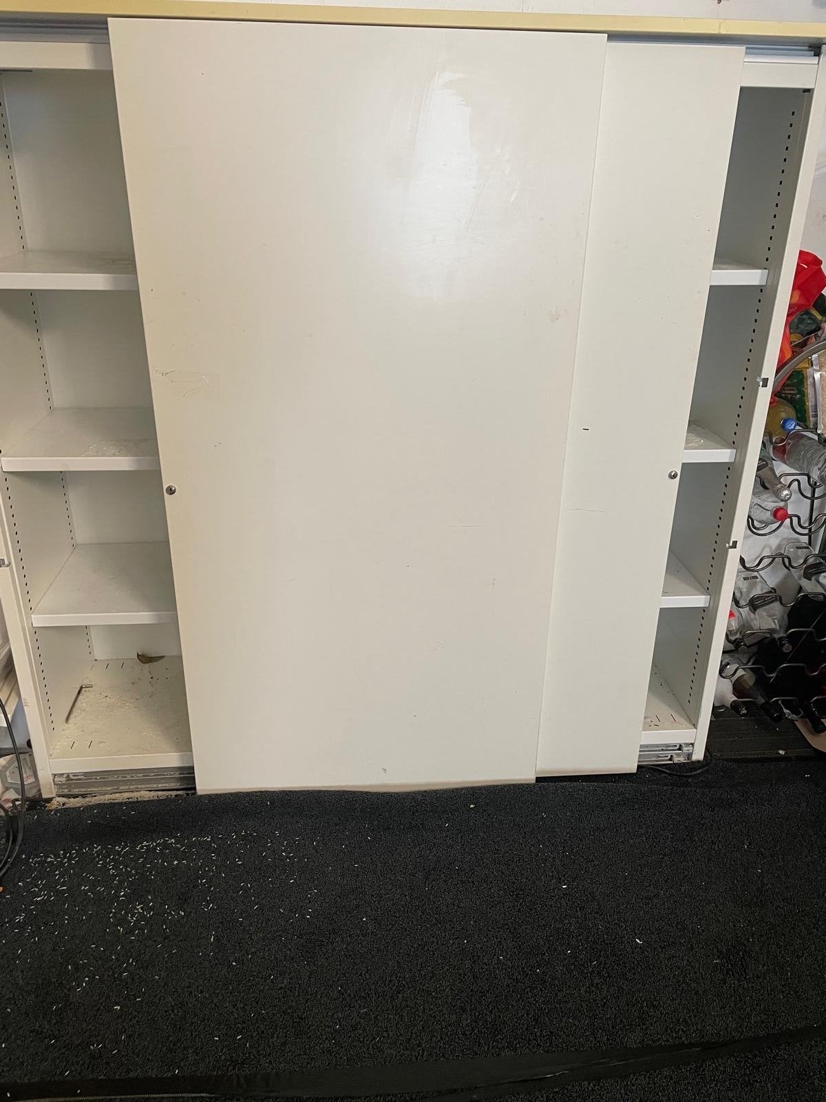 Witte metalen archief kast met schuifdeuren en planken, Ophalen, Gebruikt, 100 tot 150 cm, 25 tot 50 cm