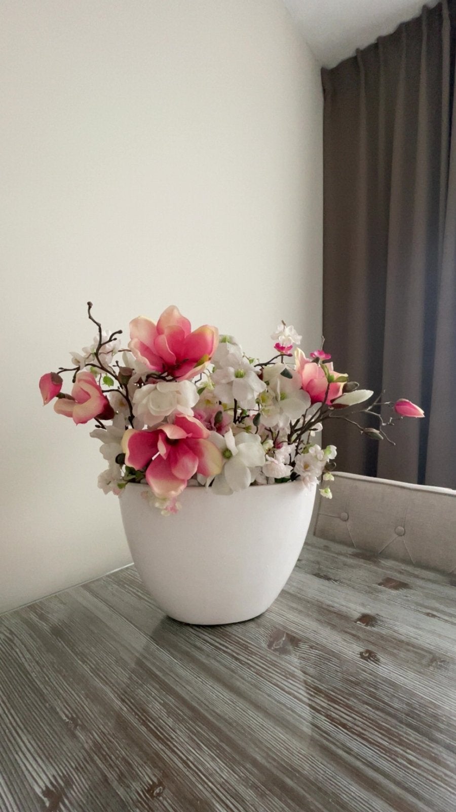 Decoratieve bloemen in witte vaas, Meerkleurig, Kunststof, Ophalen of Verzenden, Zo goed als nieuw