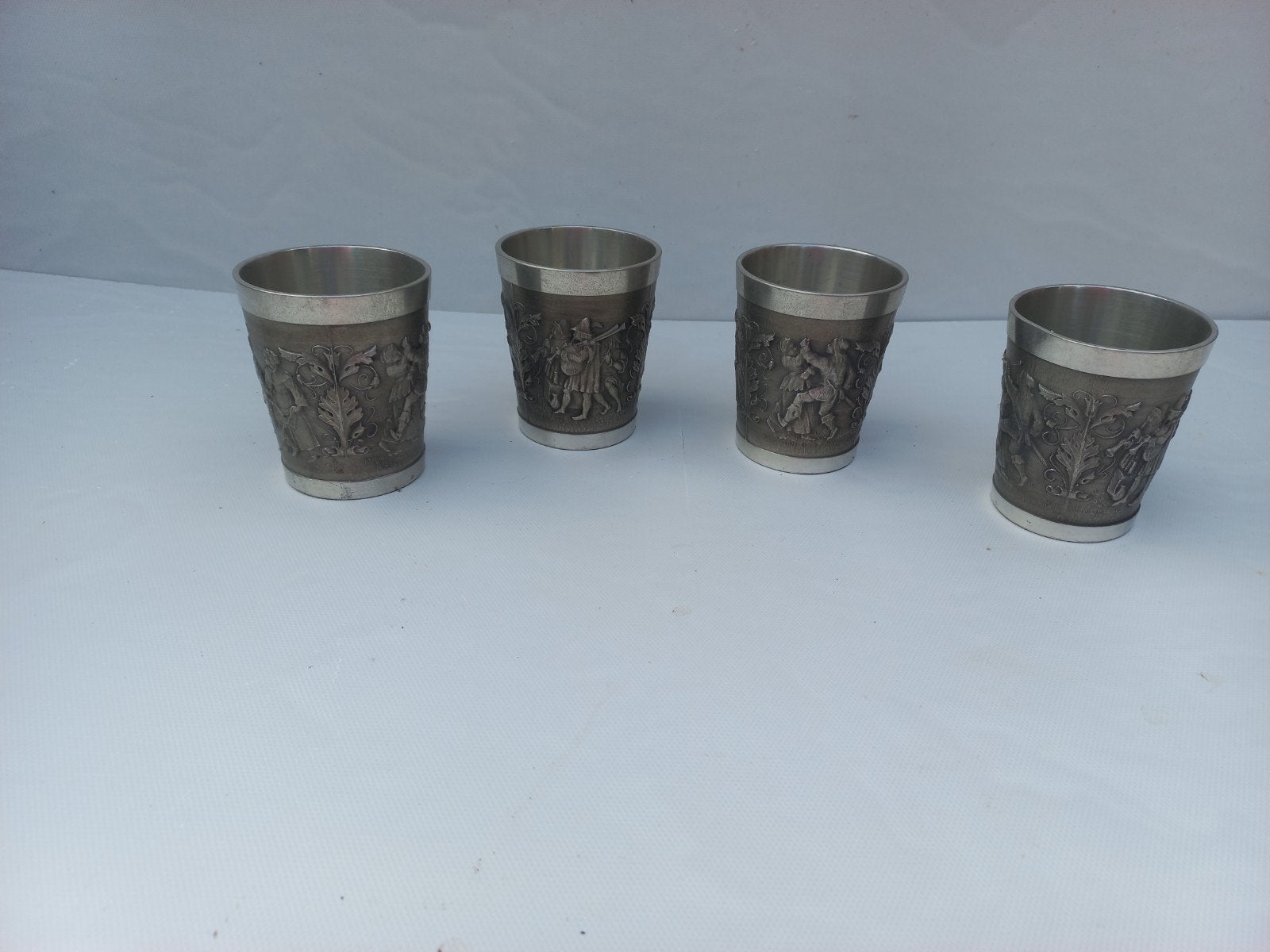 Set van 4 antieke tinnen borrelglaasjes met reliëf, Ophalen of Verzenden