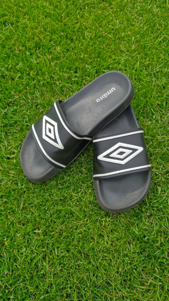 Umbro slippers maat 33 - Zwart/Wit, Gebruikt, Jongen of Meisje, Ophalen of Verzenden, Umbro