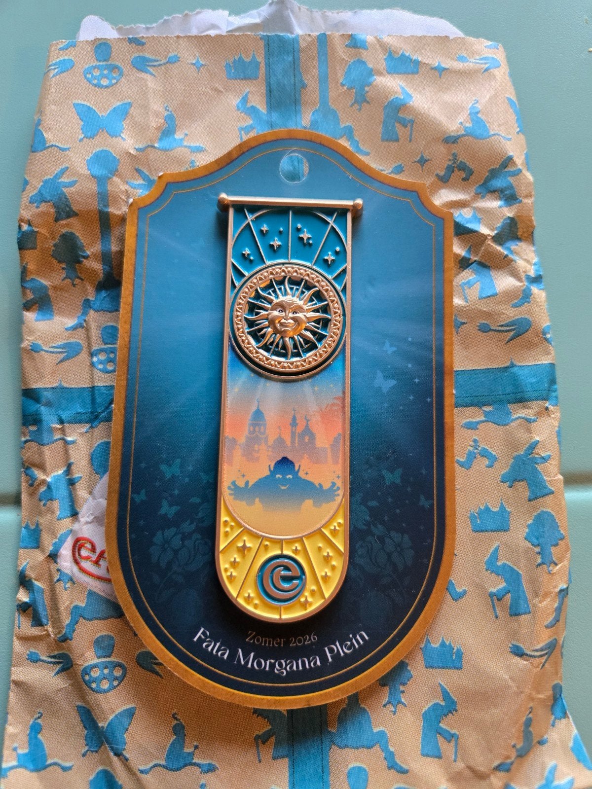 Efteling Pin Zomer 2026 Fata Morgana Plein, Verzamelen, Efteling, Ophalen of Verzenden, Nieuw, Button of Speldje