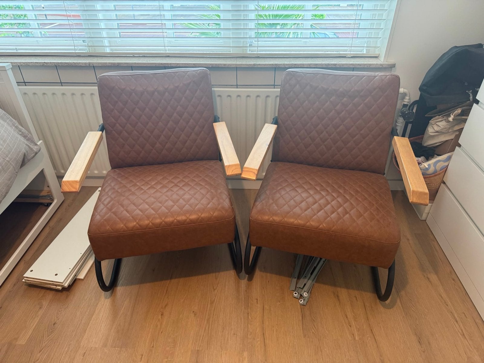 Set van 2 bruine leren stoelen met houten armleuningen, Huis en Inrichting, Stoelen, Zo goed als nieuw, Twee, Leer, Bruin, Ophalen
