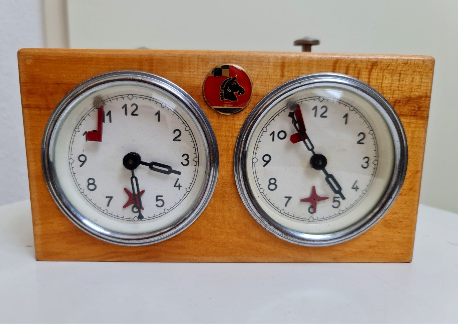 Schaakklok vintage met embleem jaren 60 70 analoog mooi, Hobby en Vrije tijd, Gezelschapsspellen | Bordspellen, Gebruikt, Ophalen