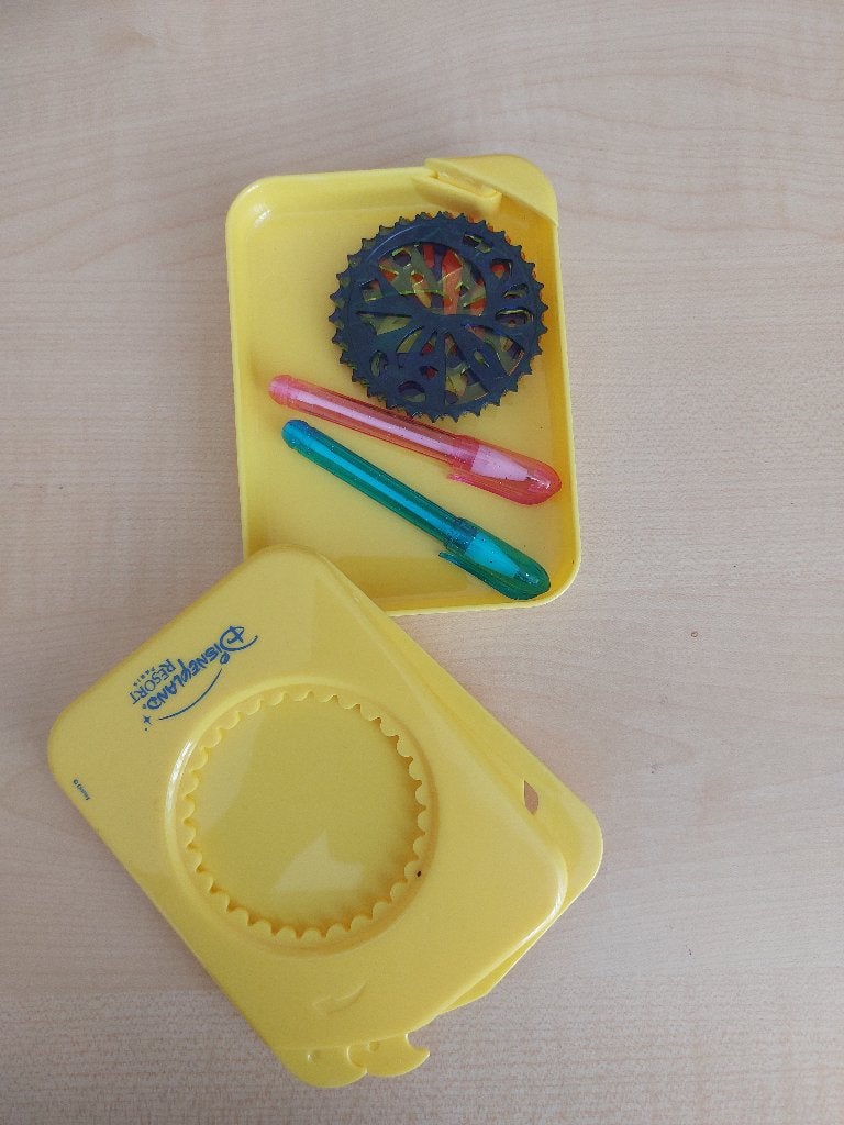 Disneyland resort Disneyland tekenset / spirograph, Ophalen of Verzenden, Overige figuren, Zo goed als nieuw, Pen, Potlood of Stift