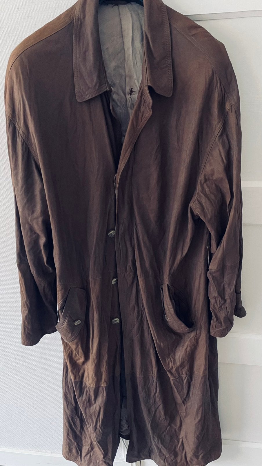 Te koop: lange leren trenchcoat, bruin, XL, Kleding | Heren, Jassen | Winter, Ophalen of Verzenden, Zo goed als nieuw, Bruin
