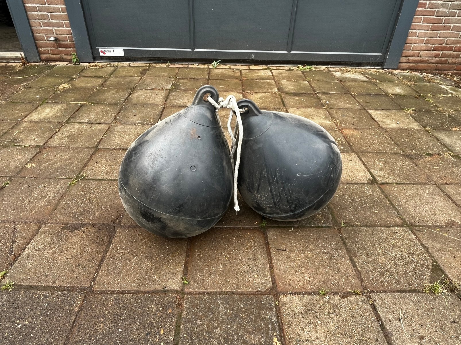 Twee bol fenders, stootwillen, Ophalen, Gebruikt, Ankeren en Afmeren, Zeilboot of Motorboot