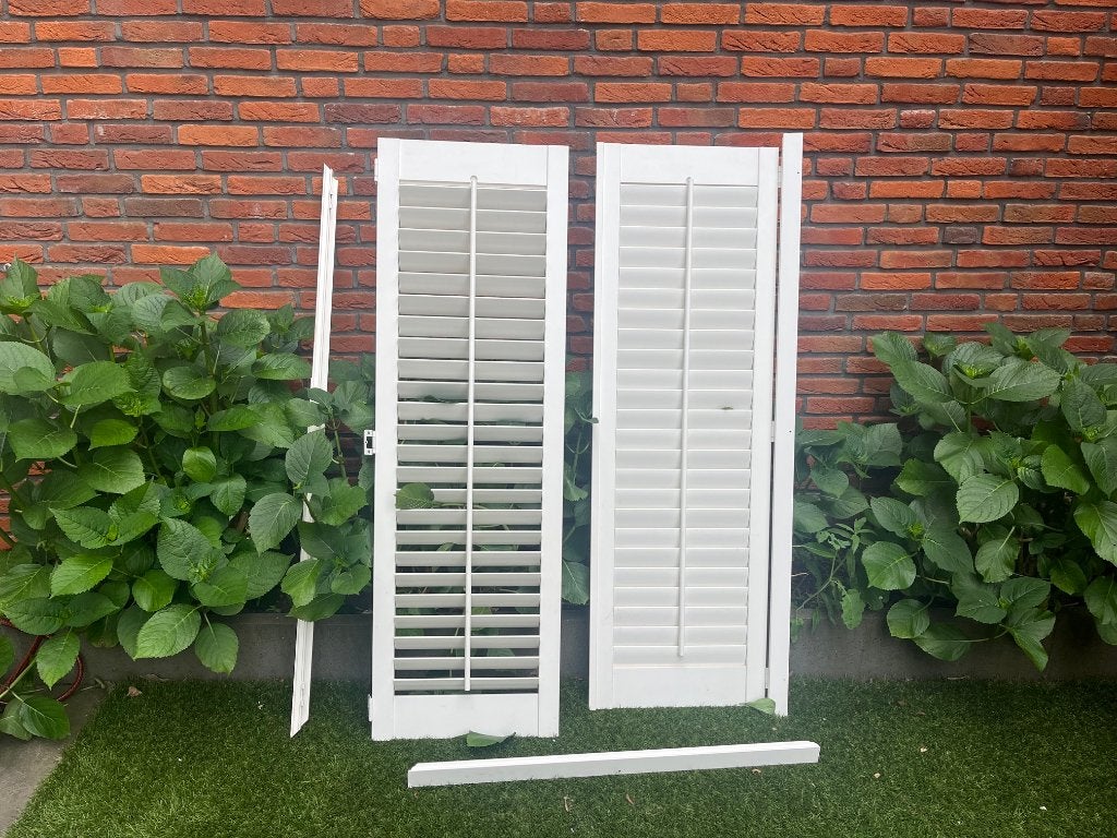 Twee paar houten roomwitte shutters + raamwerk voor 2 ramen, Ophalen, Gebruikt, Landelijk, industrieel, 50 tot 100 cm