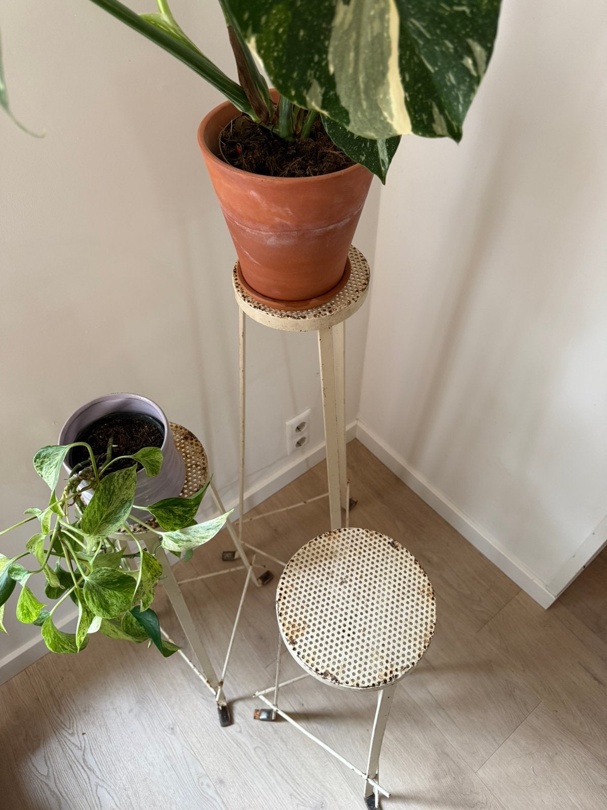 Set van 3 vintage ijzeren plantentafeltjes, Huis en Inrichting, Woonaccessoires | Zuilen en Pilaren, Ophalen, Zo goed als nieuw