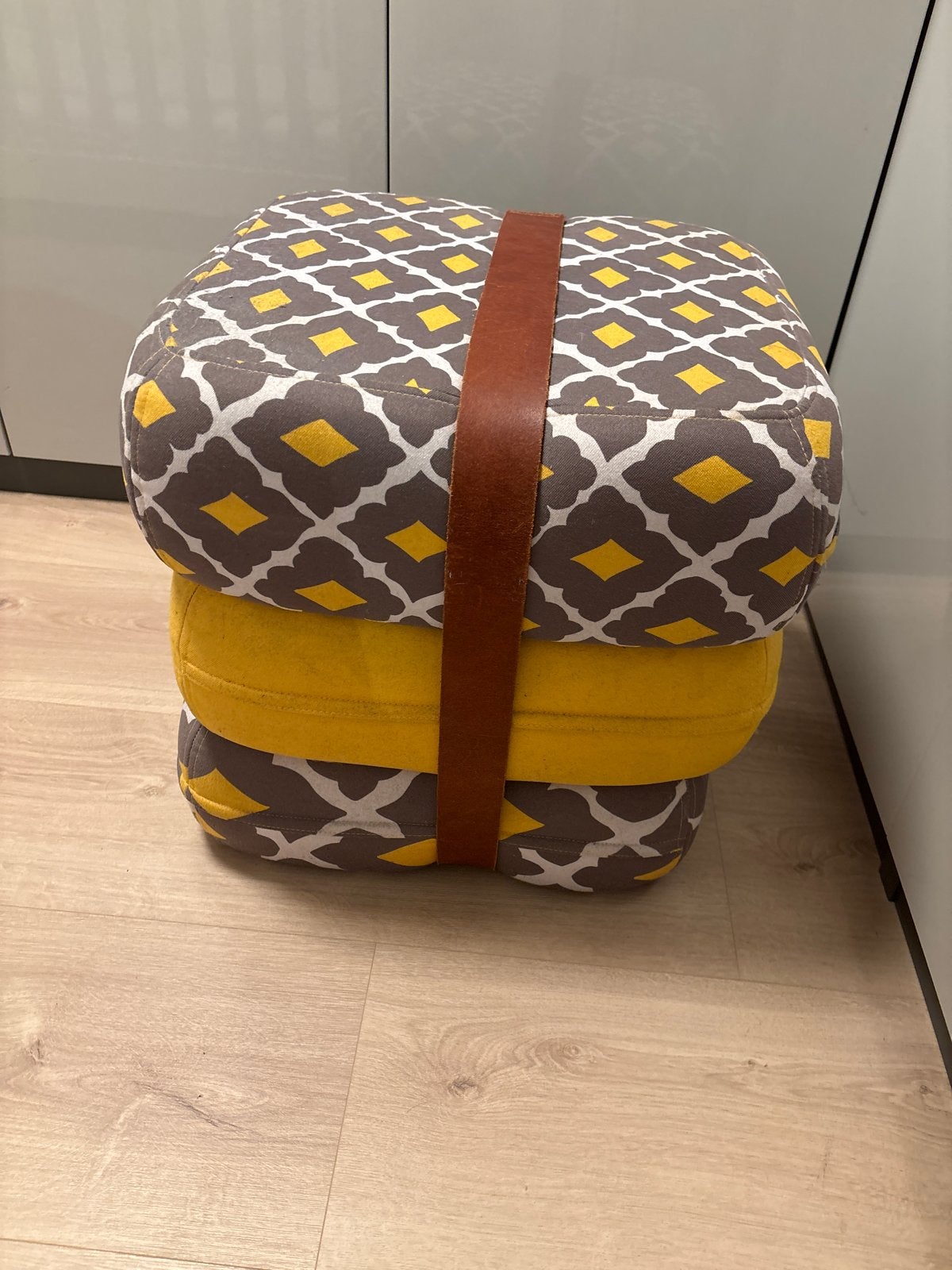 Fatboy poef - Geel/Grijs met leren band, Ophalen, Minder dan 50 cm, Gebruikt, Vierkant