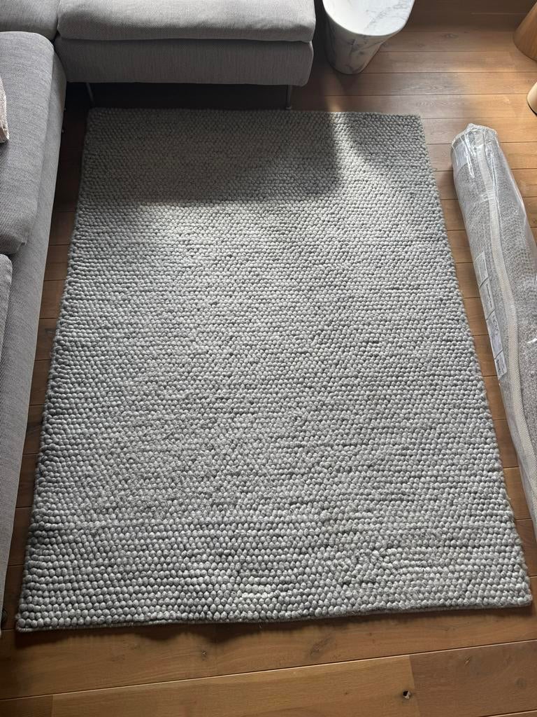 Vloerkleed wol bolletjes grijs, Huis en Inrichting, Stoffering | Tapijten en Kleden, Ophalen, 200 cm of meer, Zo goed als nieuw