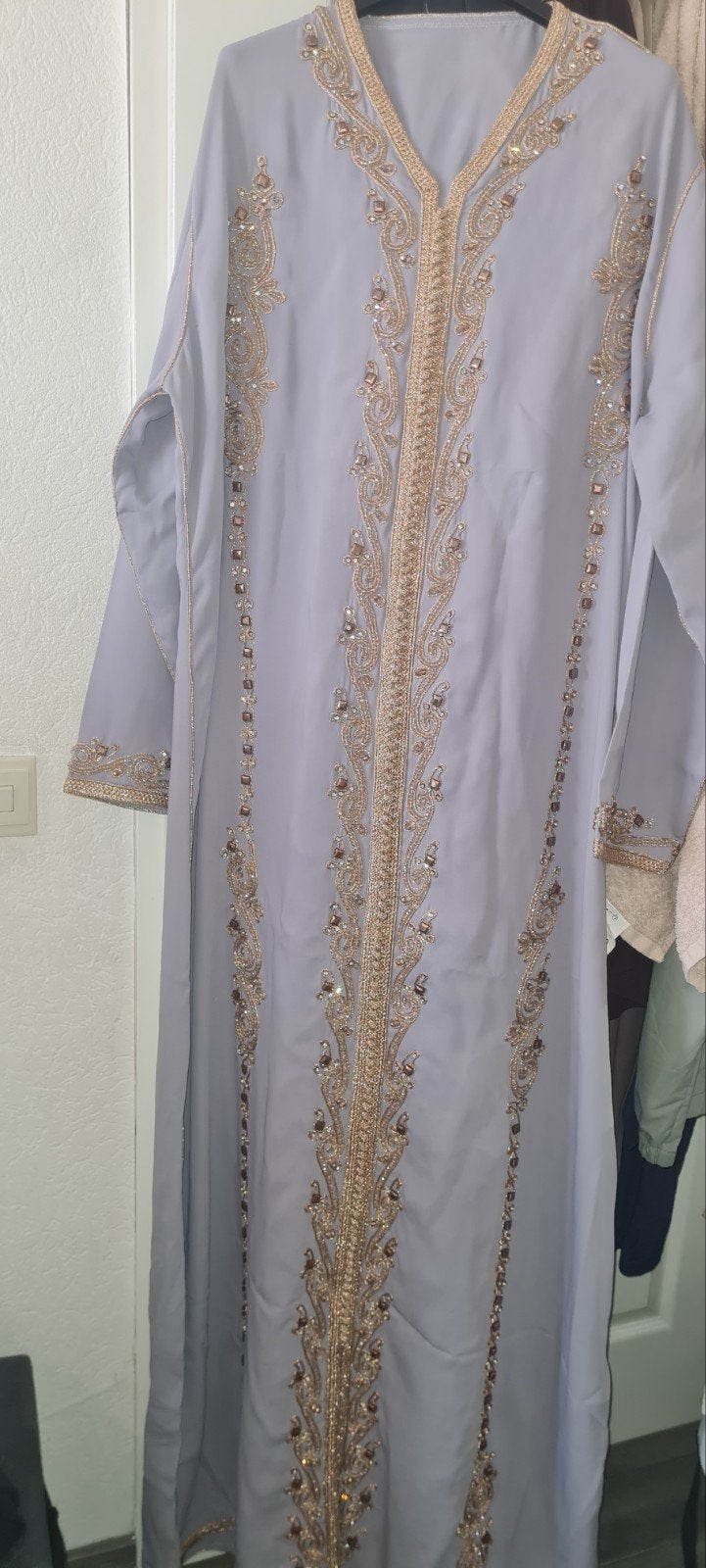 Elegante lichtblauwe kaftan met gouden borduursels, Paars, Maat 42/44 (L), Ophalen of Verzenden, Onder de knie