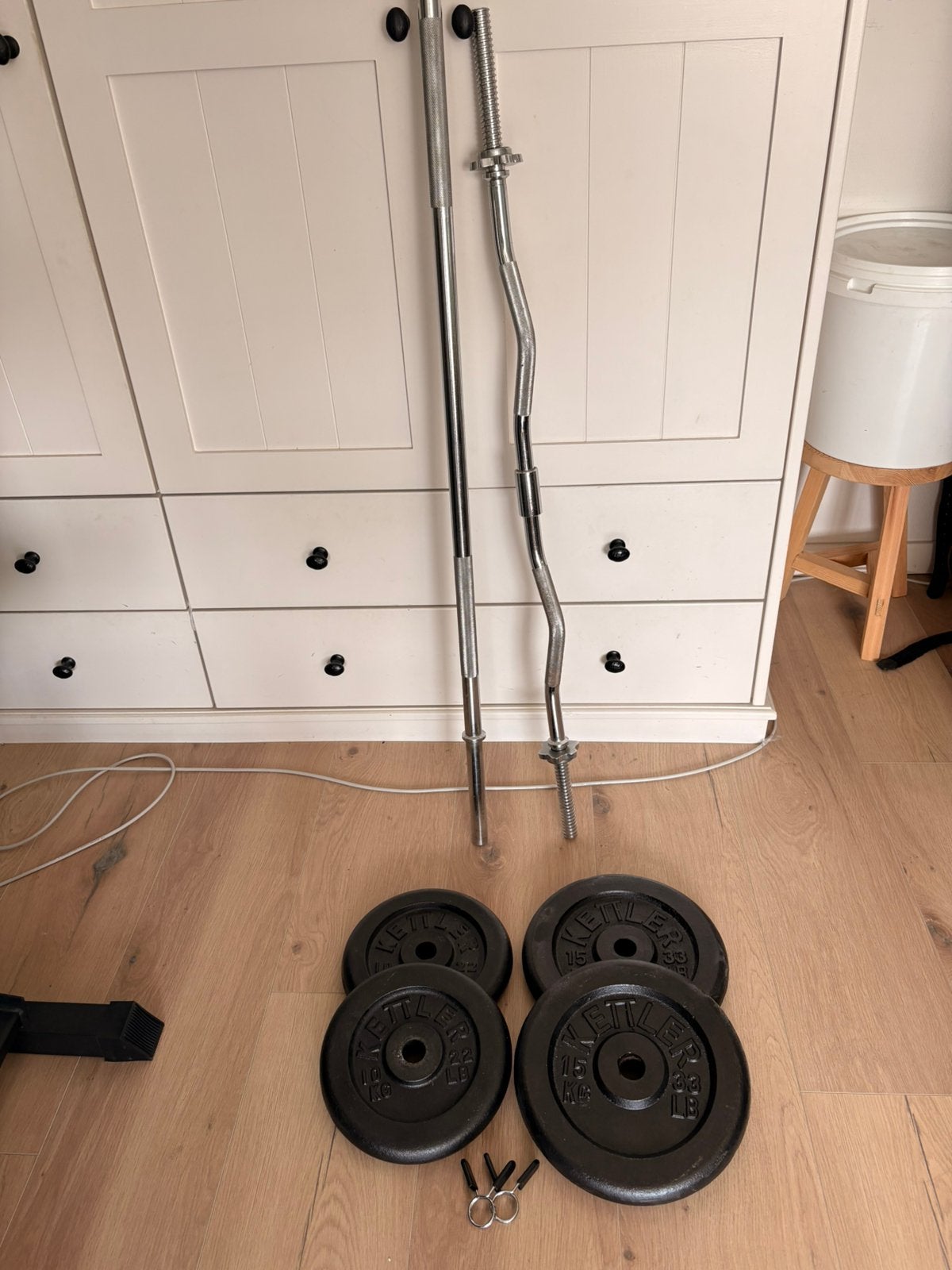 Barbell set met gietijzeren platen, Sport en Fitness, Ophalen, Zo goed als nieuw