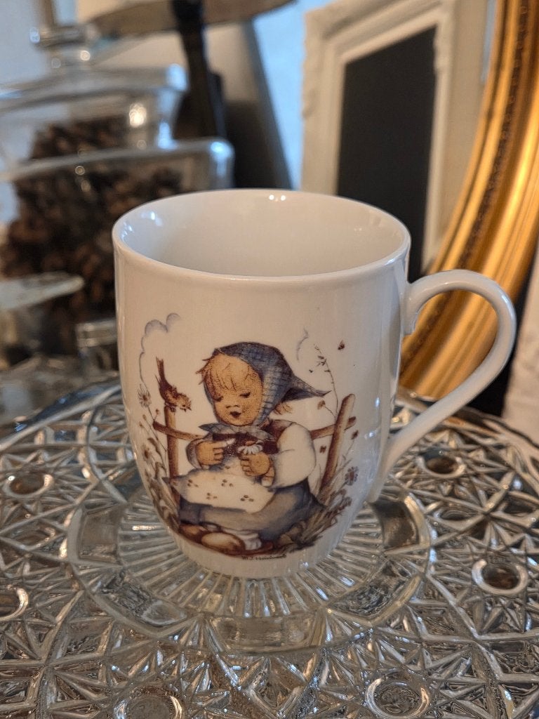 Porseleinen mok Hummel Goebelb “Er liebt mich, he loves me?”, Ophalen of Verzenden