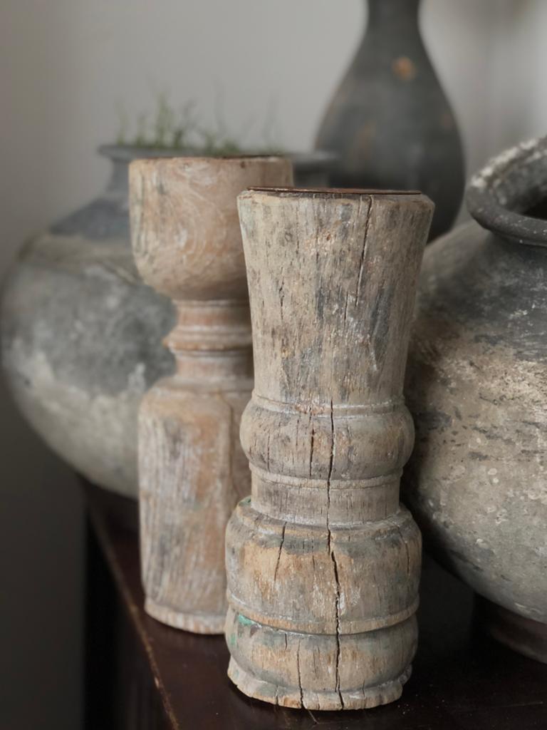Set sobere  robuuste oude houten baluster kandelaren India, Ophalen of Verzenden