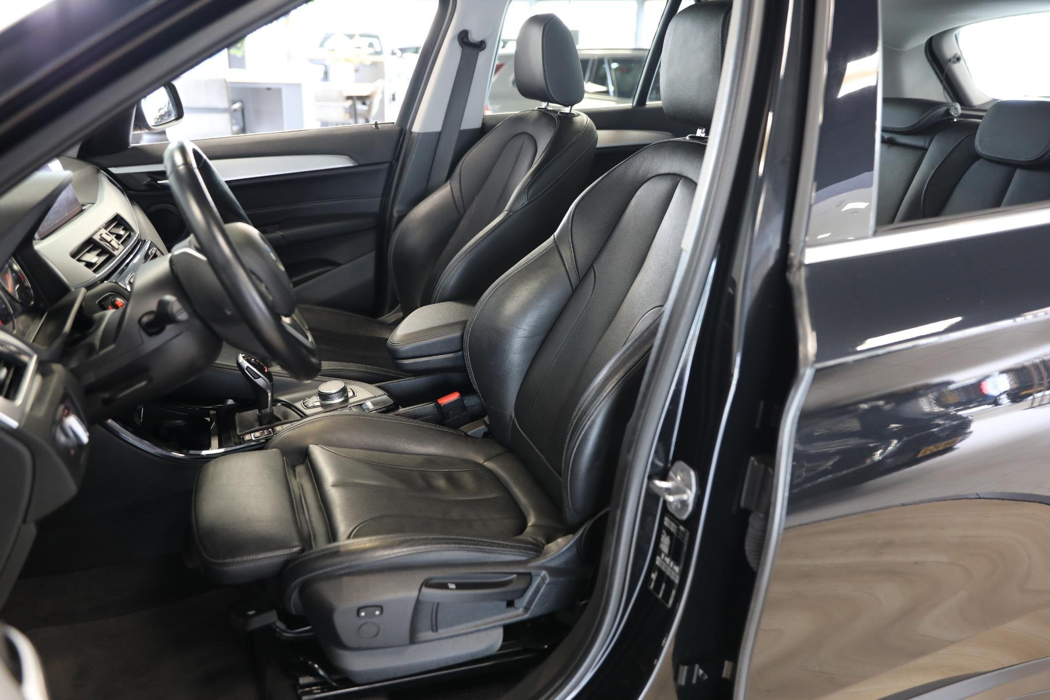 BMW X1 sDrive18i High Executive | Schuif-open dak | X-LINE |, Gebruikt, Euro 6, Zwart, Automatische klimaatregeling