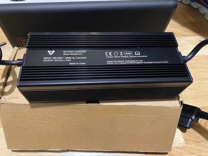 Niu Batterijlader N101 - 48-72V 4.0A, Ophalen of Verzenden, Zo goed als nieuw