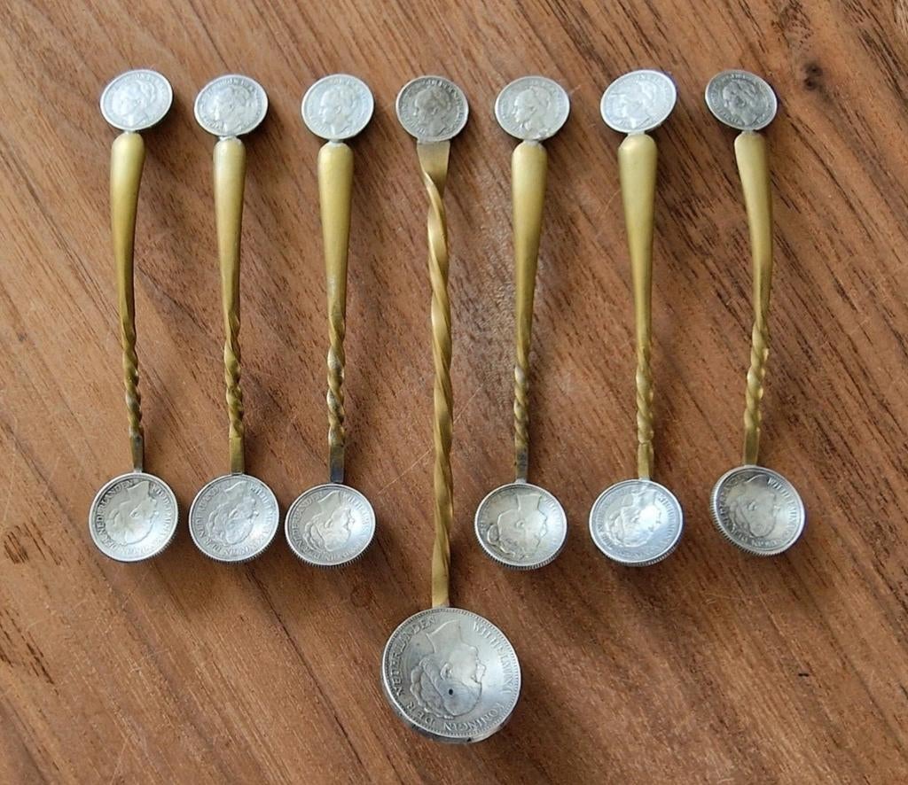Stil verzet kepeks, zilver Wilhelmina munten, 7 stuks, Verzamelen, Ophalen of Verzenden, Nederland, Embleem of Badge
