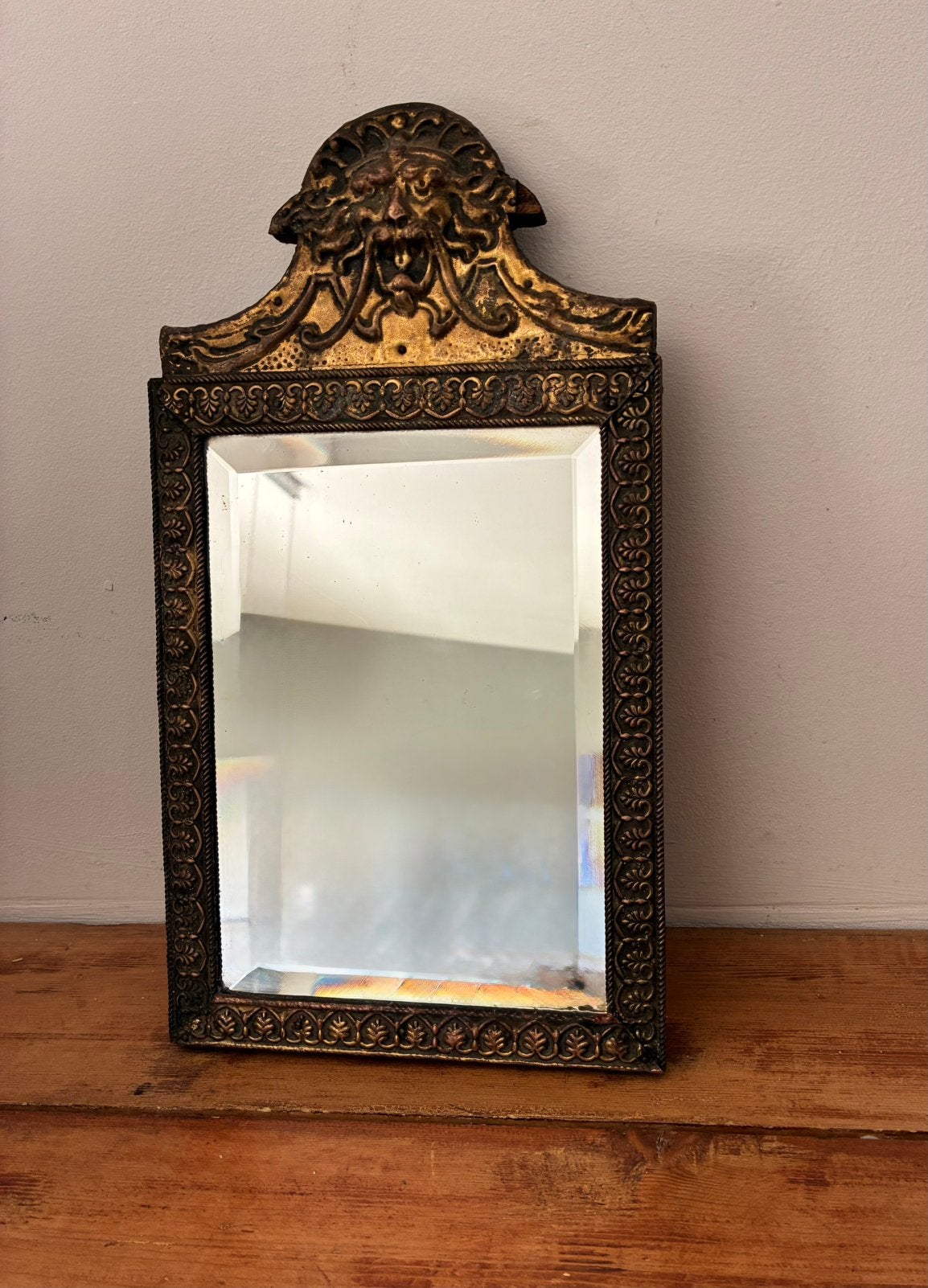 Antieke wandspiegel met leeuwenkop decoratie koper messing, Ophalen of Verzenden, Ovaal, Minder dan 50 cm