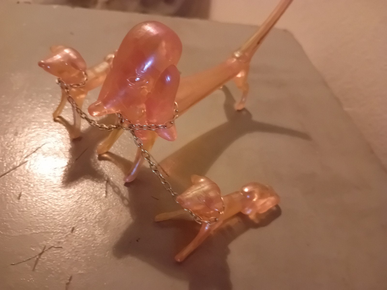 Glazen kunst: Teckel met twee kleine hondjes aan de lijn, Ophalen of Verzenden