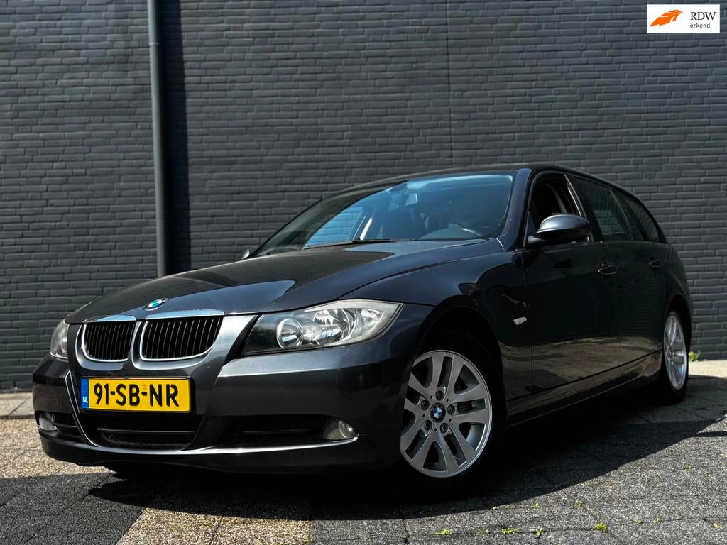 BMW 3-serie Touring 320i | Panorama Schuifdak, 13 km/l, Achterwielaandrijving, Zwart, 4 cilinders