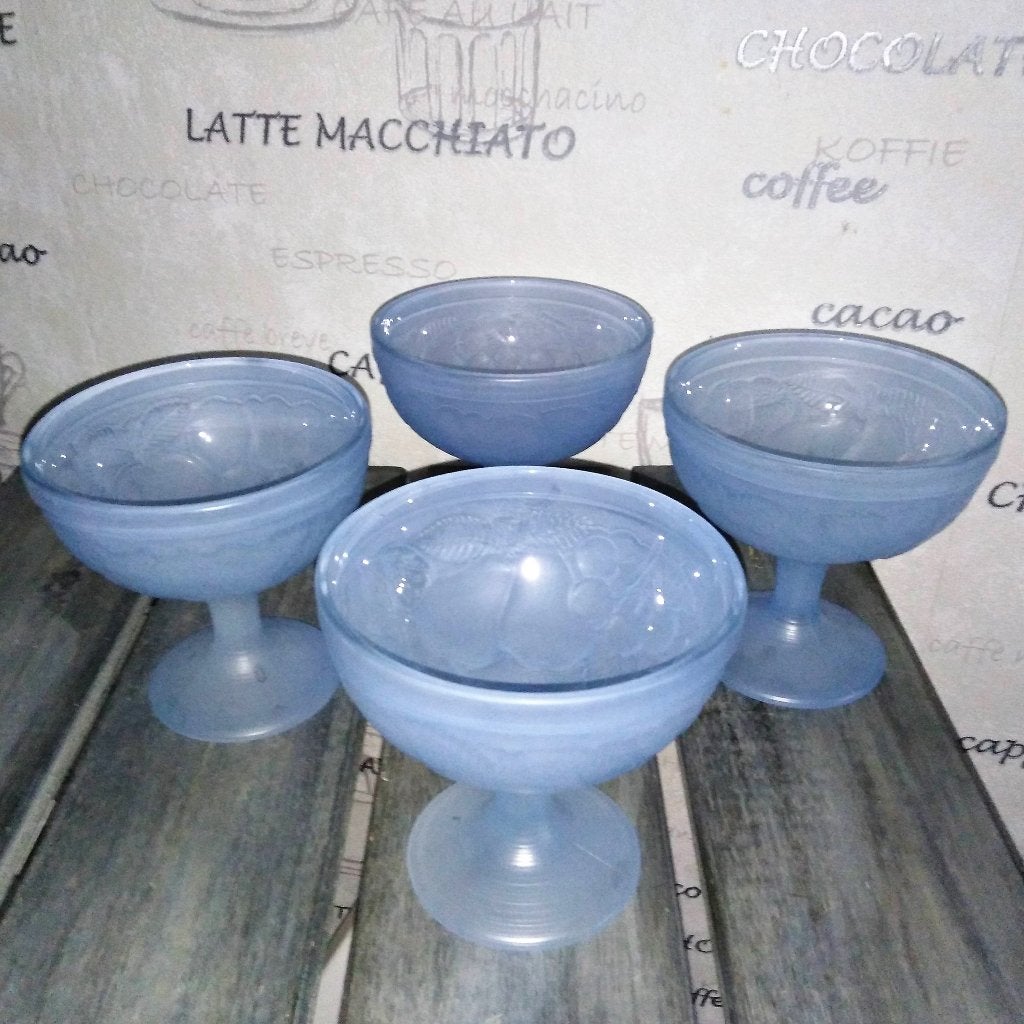 4 IJscoupes met fruitrelief blauw melkglas Luminarc, Ophalen, Glas of Glazen, Gebruikt, Glas