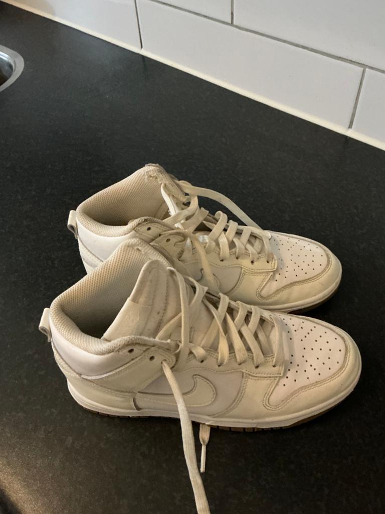 Nike dunk beige/ wit 37,5, Kleding | Dames, Schoenen, Ophalen of Verzenden, Zo goed als nieuw, Beige, Sneakers of Gympen