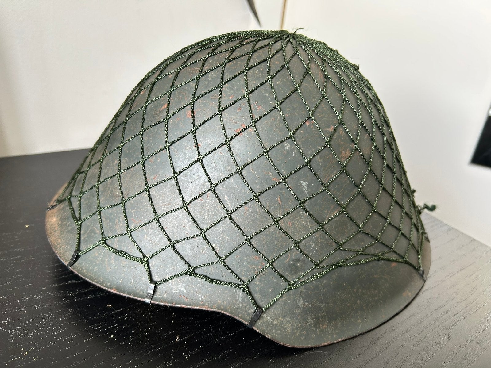 DDR Oost Duitse M56 helm met helmnet, Ophalen of Verzenden, Landmacht, Duitsland, Helm of Baret
