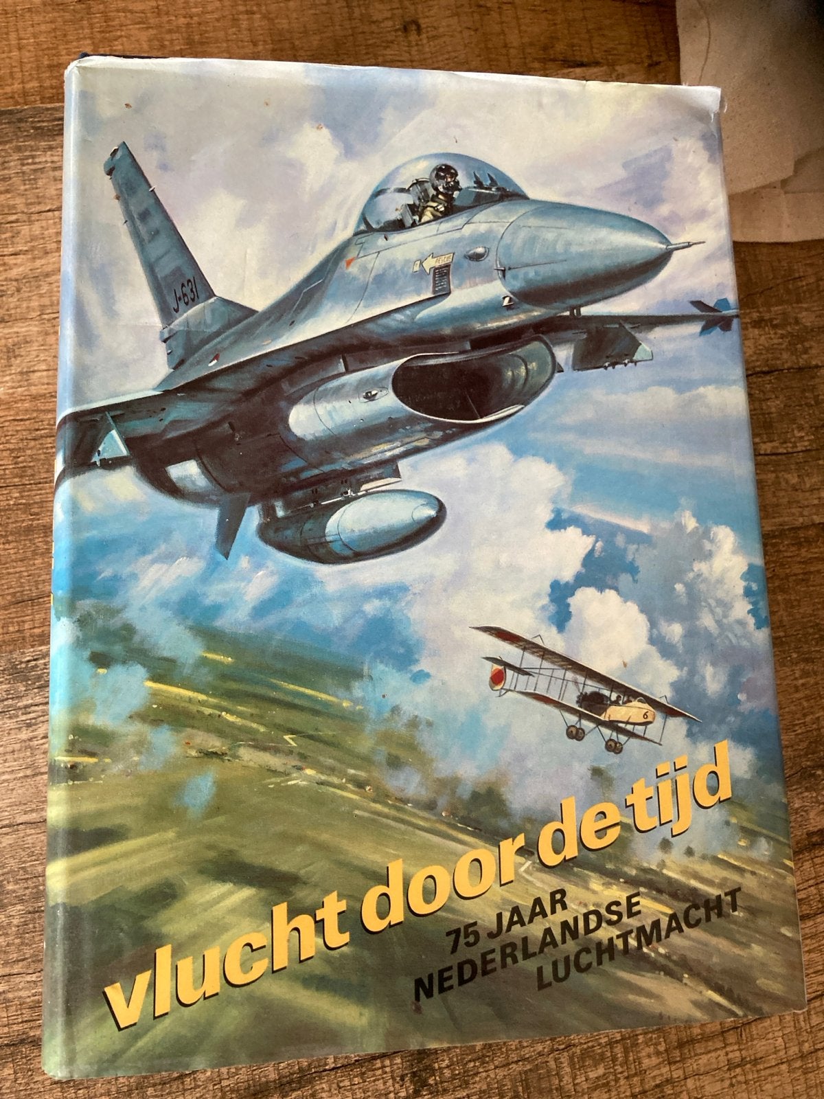 Vlucht door de tijd: 75 jaar Nederlandse Luchtmacht, Ophalen of Verzenden, 1945 tot heden, Gelezen, Luchtmacht
