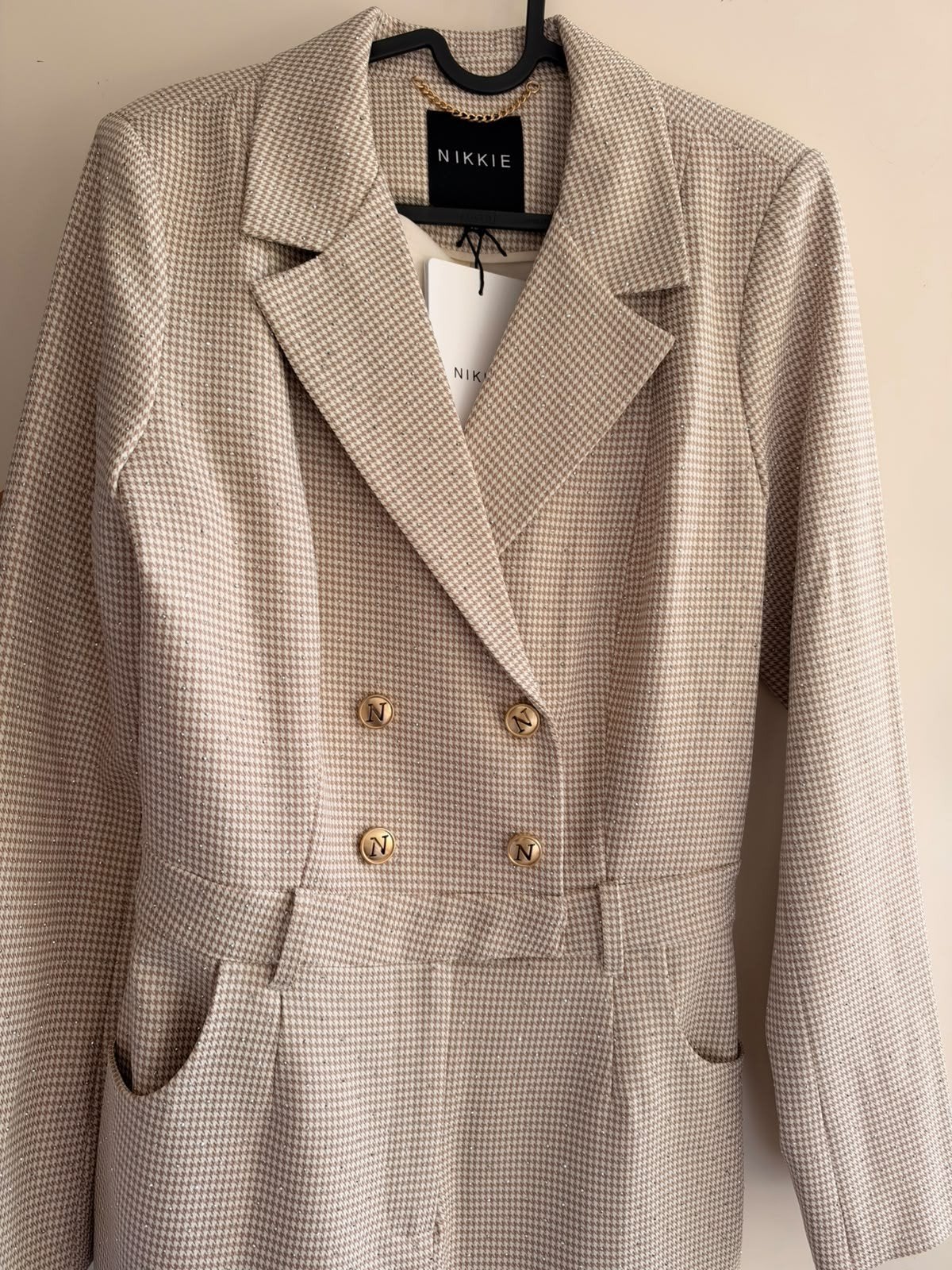 Nikkie Indiana Blazer Dress - Nieuw met kaartjes, Kleding | Dames, Maat 38/40 (M), Beige, Nieuw, Ophalen of Verzenden