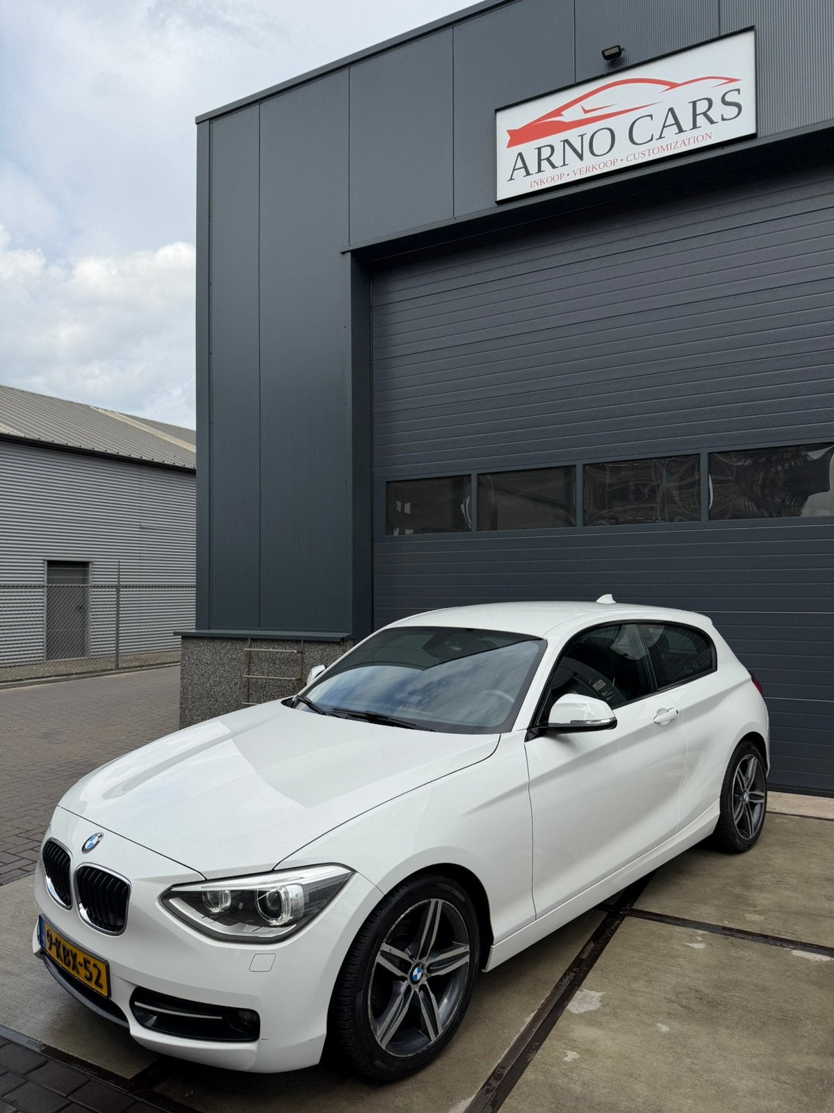 BMW 1-Serie 114i 3-DR 2013 Wit - COMPLEET IN ORDE - APK ✅, Auto's, 1-Serie, 4 cilinders, Wit, 19 km/l