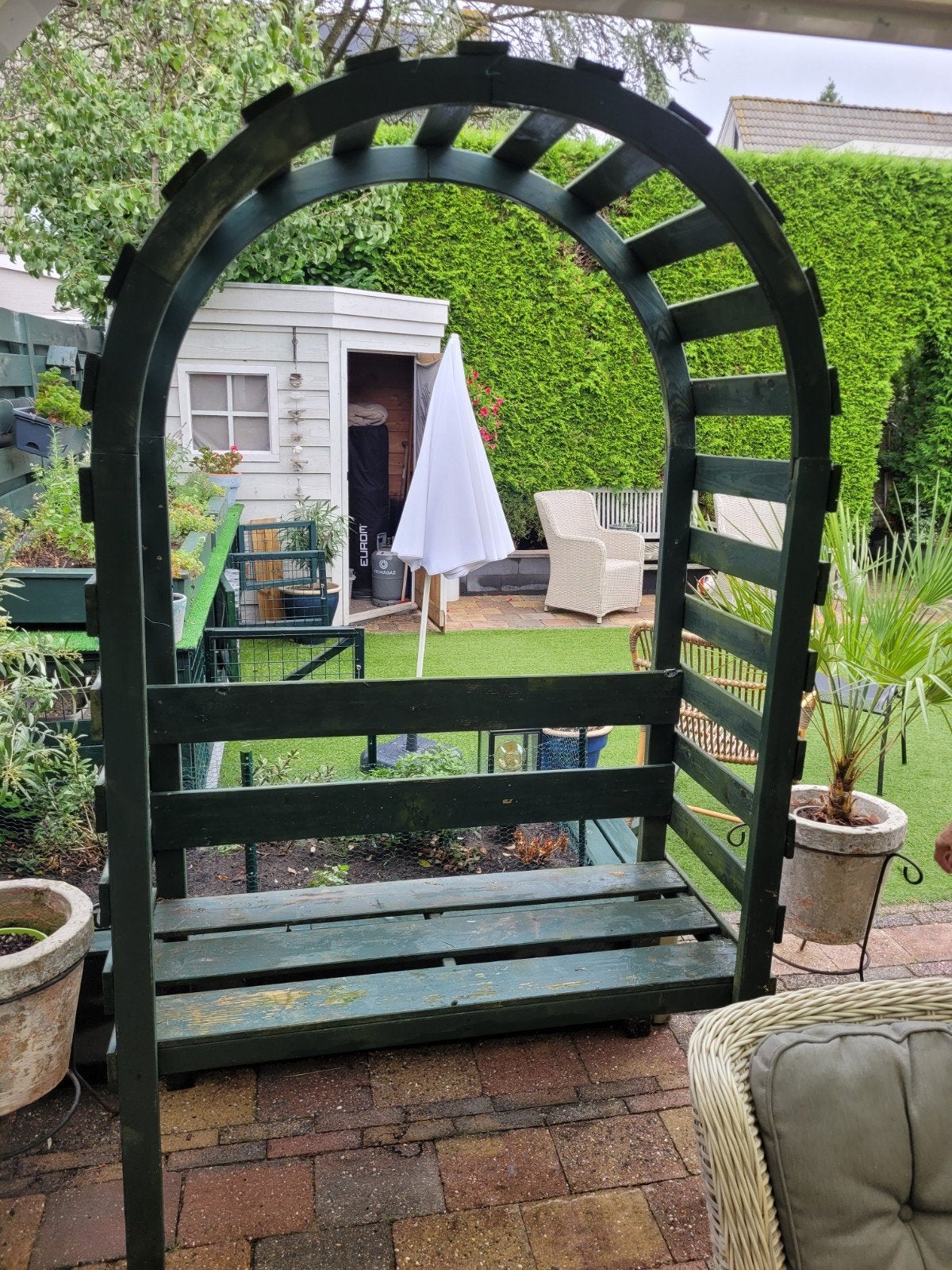 tuinboog met zitgedeelte in goede staat., Ophalen