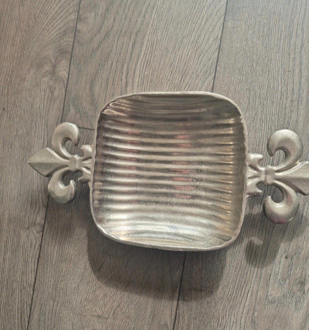 Prachtige Franse lelie schaal - decoratieve schaal, Ophalen of Verzenden, Rechthoekig, Metaal