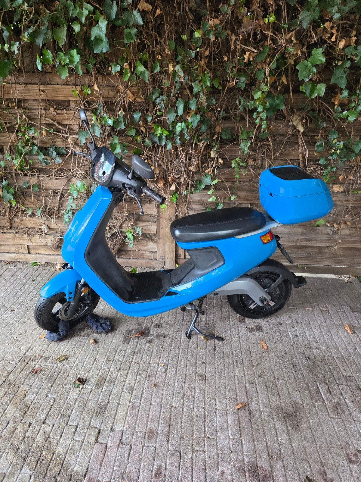 NIU e-scooter 25km/u - Blauw met topkoffer - 2083km, Fietsen en Brommers, Ophalen, Gebruikt, Overige merken