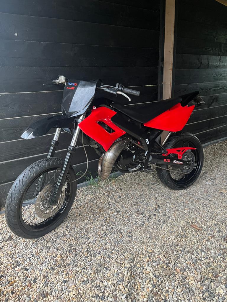 Derbi senda drd schakelbrommer 50cc, Fietsen en Brommers, Brommers | Derbi, Ophalen, 6 versnellingen, Gebruikt, Maximaal 45 km/u