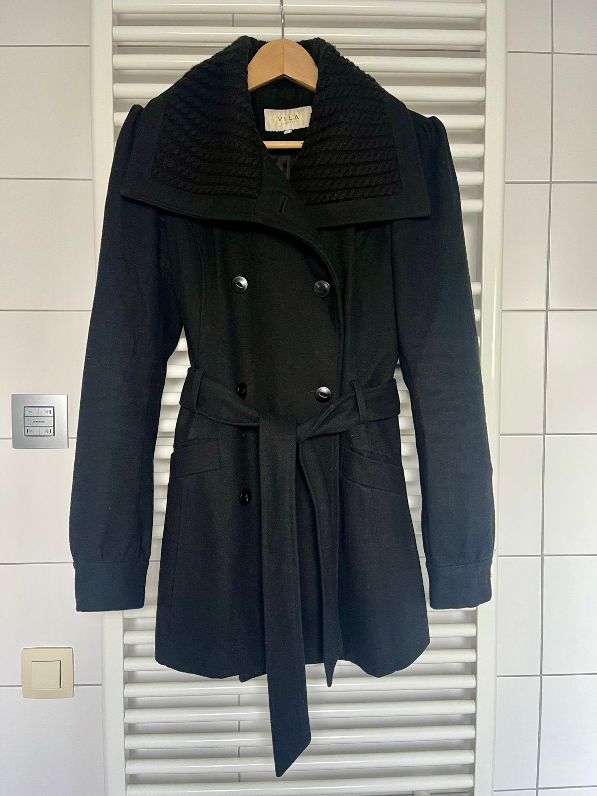 Zwarte Winterjas met Riem en Gebreide Kraag, Ophalen of Verzenden, Zo goed als nieuw, Maat 38/40 (M), Zwart