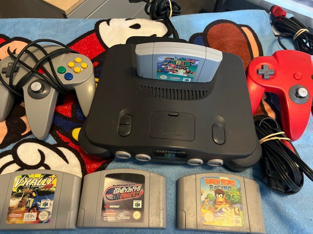 Nintendo 64 Console met 2 controllers en 3 games, Spelcomputers en Games, Spelcomputers | Nintendo 64, Zo goed als nieuw, Met 2 controllers