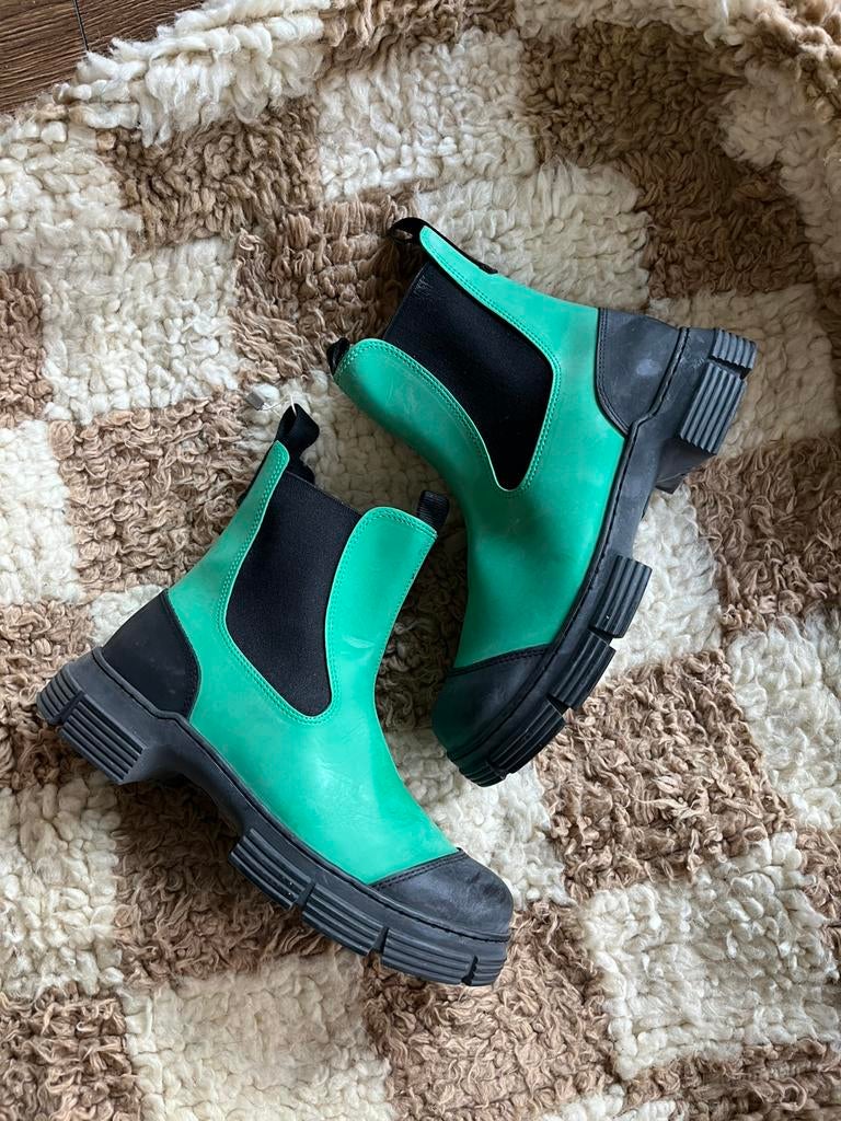 Ganni Recycled Rubber City kelly green size 40, Lage of Enkellaarzen, Nieuw, Ophalen of Verzenden, Groen