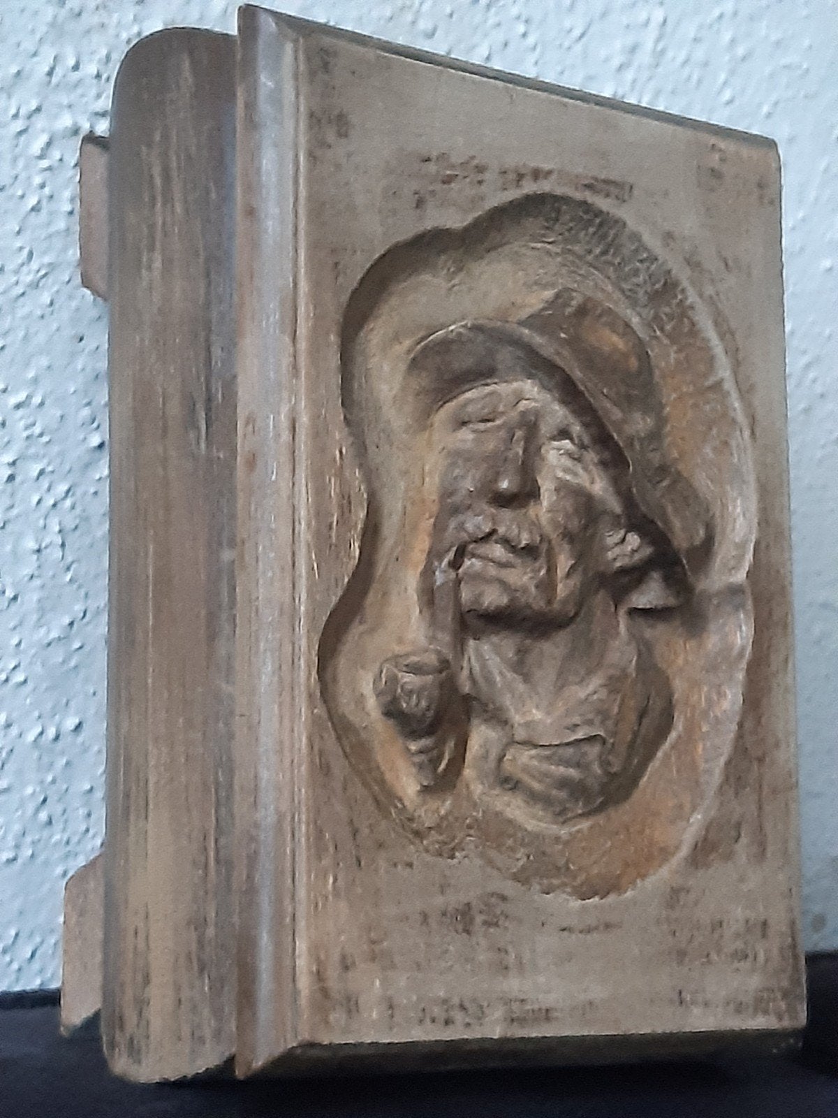 Houten (tabaks)doos bak ,houtsnijwerk"Man met pijp"landelijk, Ophalen of Verzenden