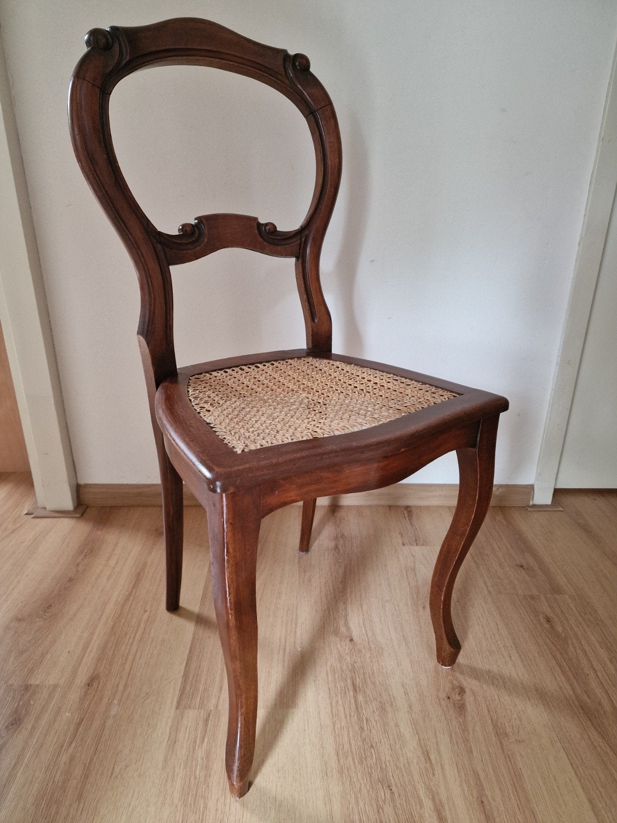 Antieke houten stoel met rotan zitting, Ophalen