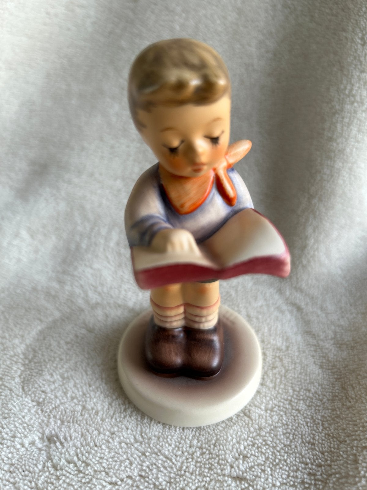 Goebel Hummel beeldje 2087/B Jongen leest boek 1999, Verzamelen, Ophalen of Verzenden, Zo goed als nieuw, Hummel