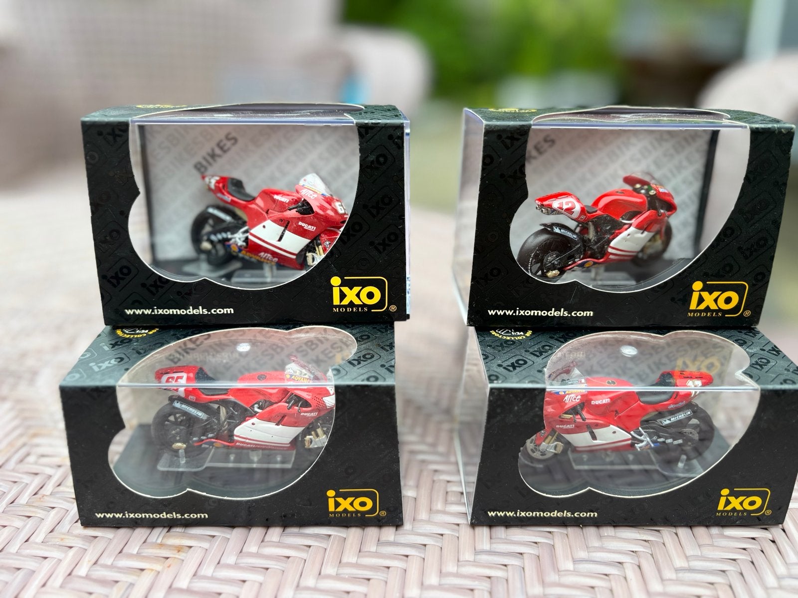 IXO Ducati Desmosedici 2003 & 2004 Capirossi & Bayliss 1/32, Hobby en Vrije tijd, Modelauto's | 1:32, Ophalen of Verzenden, Nieuw