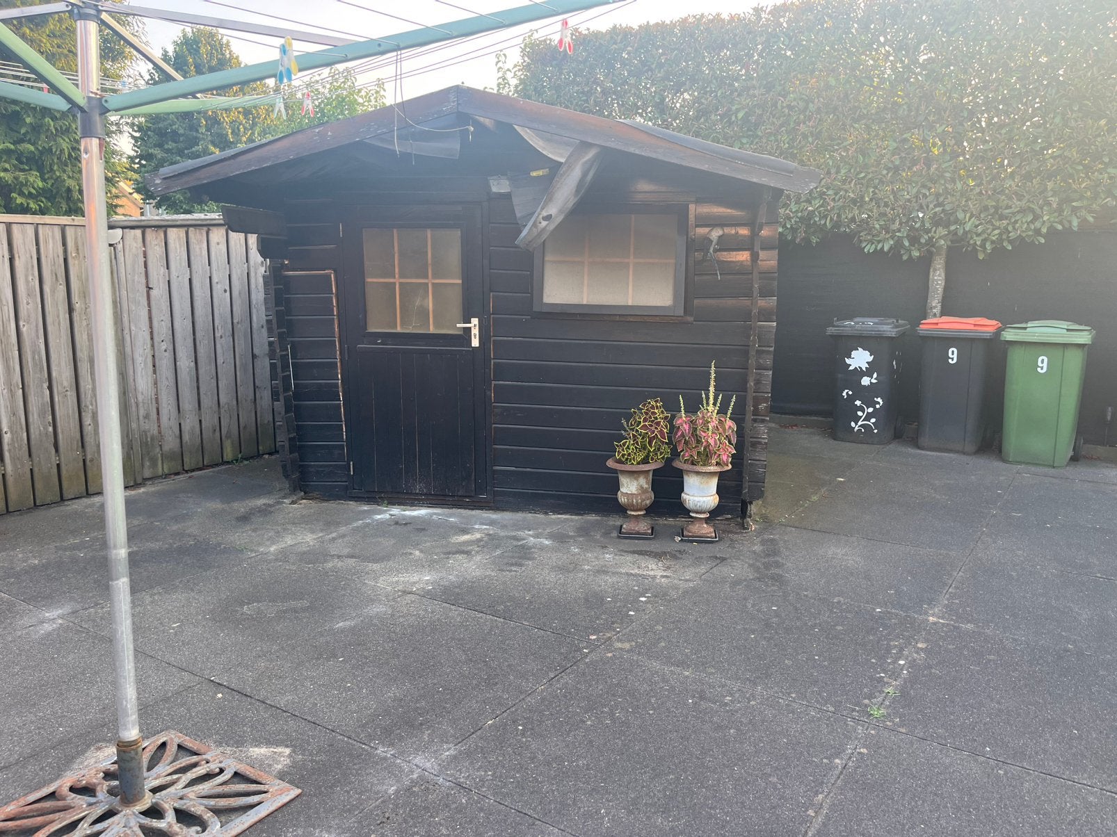 Tuinhuis, dak en onderste 2 rijen planken slecht, Ophalen, 3 ramen of meer, 250 tot 500 cm, Blokhut