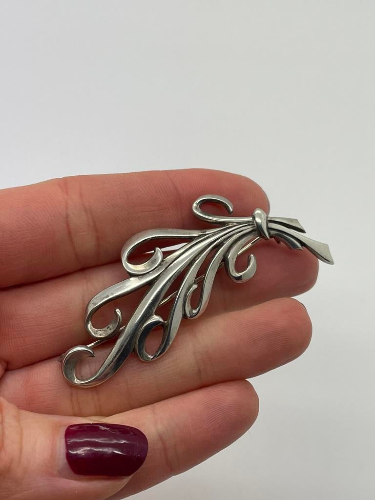 C724 Prachtige zilveren broche sierlijke veer, Ophalen of Verzenden, Zilver, Broche